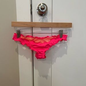 Cute ruffled Itsy swim bottom! They do not make this particular cut anymore.